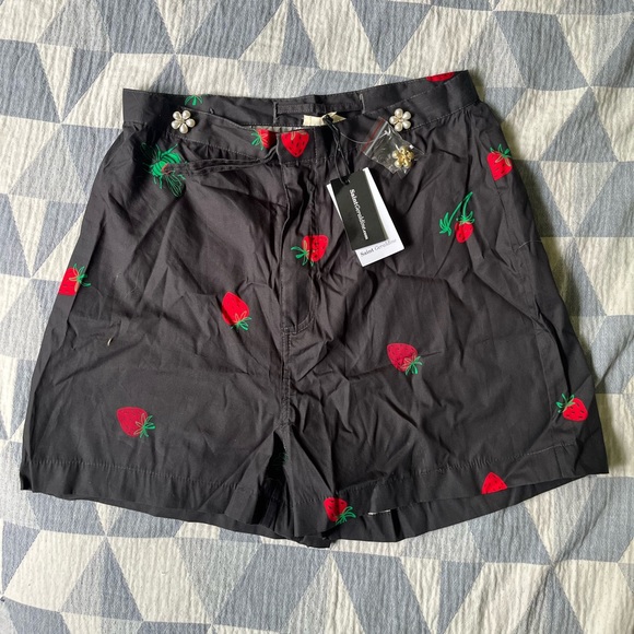 NWT Saint Geraldine Spencer Short Strawberry Fields Forever in Jet - Picture 3 of 4